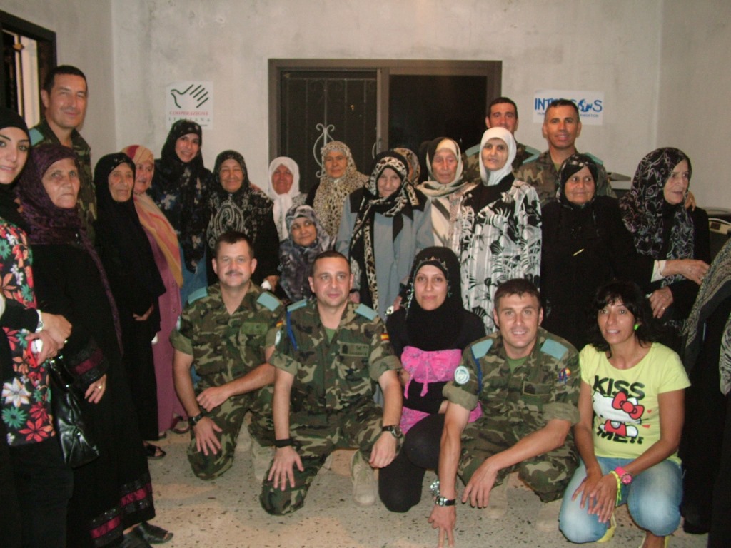 صورة تذكارية خلال حفل افطار قدمته الكتيبة الاسبانية تكريما لمسنّي بلدة الخيام - أرشيف