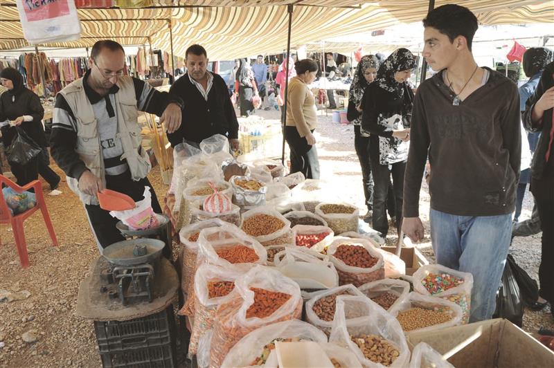 بسطات من البزورات في أحد الأسواق الشعبية (سامر الحسيني)