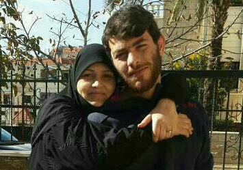 فقيدة الخيام الغالية الحاجة داليدا معروف سويد، تحضن إبنها (الشهيد غازي ضاوي)