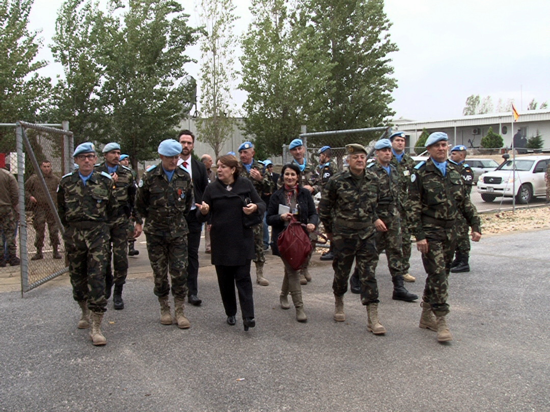 وبرفقة السفيرة الأسبانية وضباط القيادة والإعلامية مايا العشي إلى مقصف الضباط - صورة مايا العشي - مرجعيون