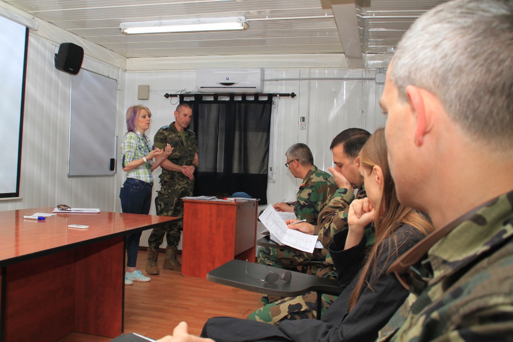 الكولونيل دي ميير متحدثا في الدورة