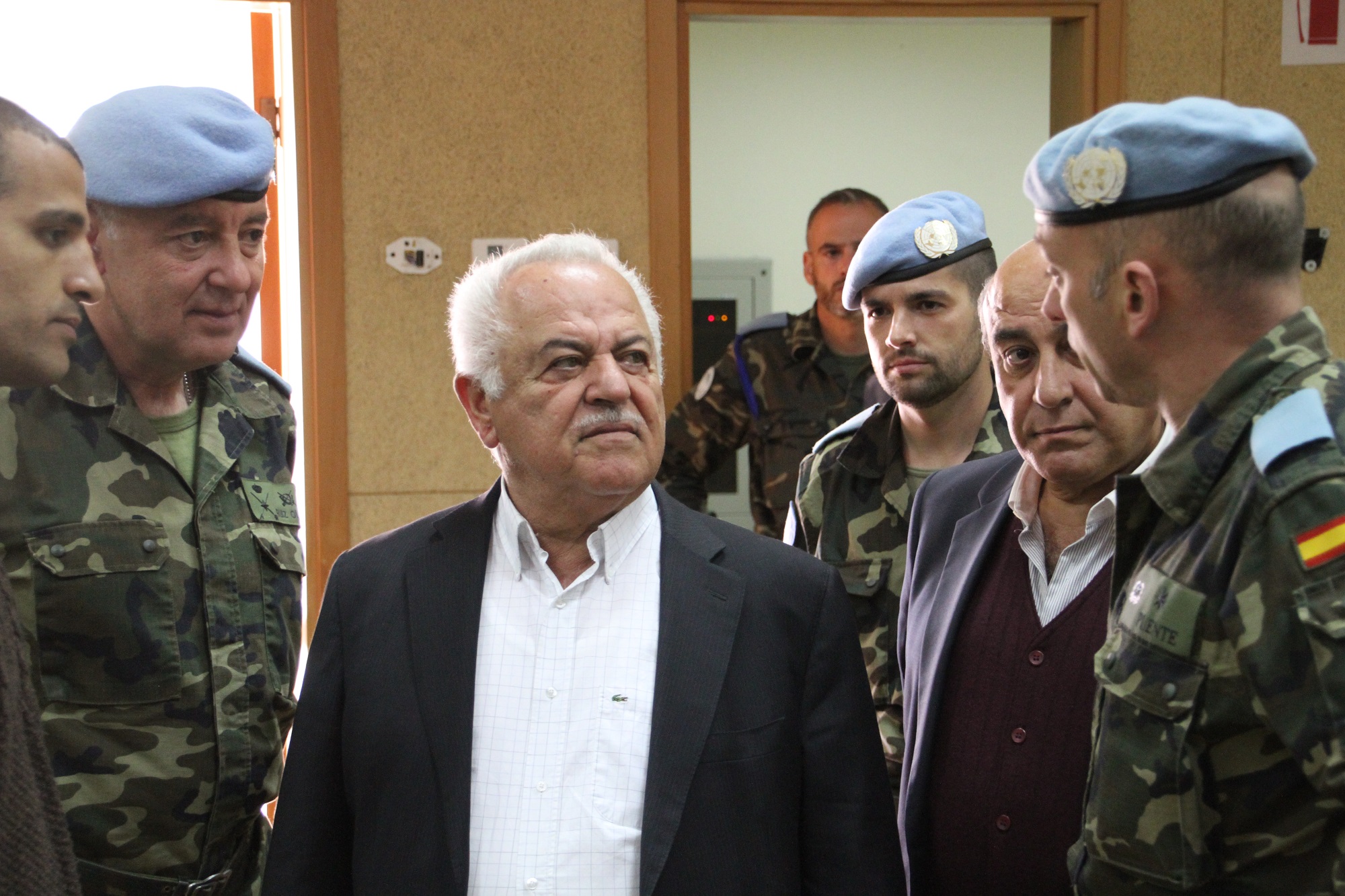 رئيس بلدية شبعا الحالي واتحاد بلديات العرقوب محمد صعب مع عناصر من اليونيفيل  -أرشيف