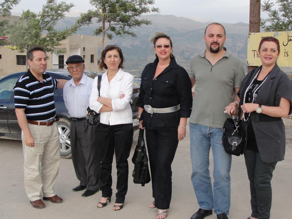 السيدة هلا محمد طويل تتوسط بعض الأصدقاء والمحبّين في الخيام - أرشيف