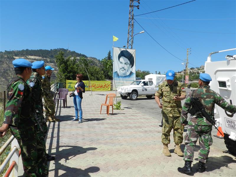 اليونفيل في محور العديسة الحدودي وصورة للسيد نصر الله (طارق ابو حمدان)