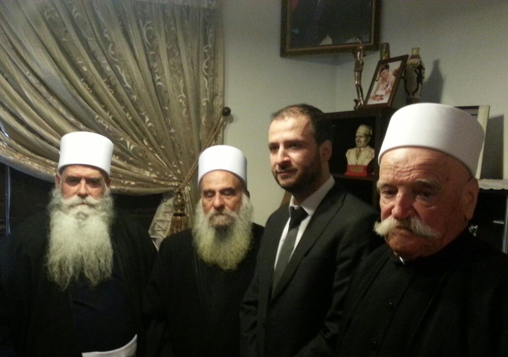 الدكتور وسام شروف مستقبلاً بعض المشايخ في دارته - أرشيف