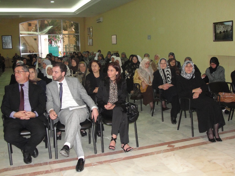 الدكتور وسام شروف متوسطاً أخصائية التغذية فاطمة صادق والمهندس أسعد رشيدي خلال أحد الأنشطة في الخيام 