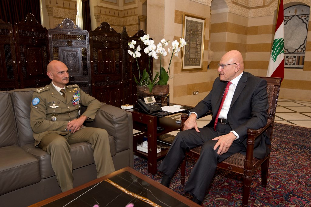 الرئيس سلام مستقبلا الجنرال بونولانو في زيارة وداعية