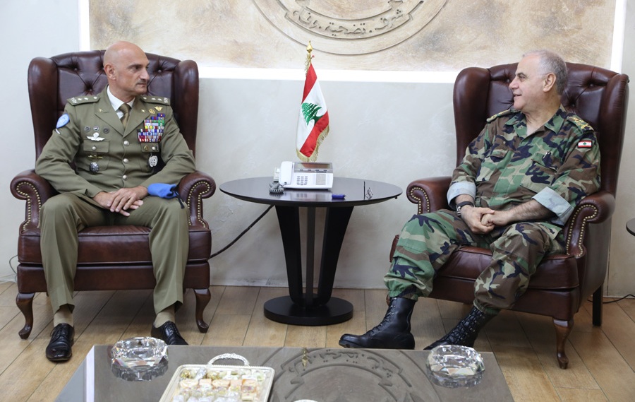 قائد الجيش العماد جان قهوجي مستقبلا الجنرال بونولانو في زيارة وداعية