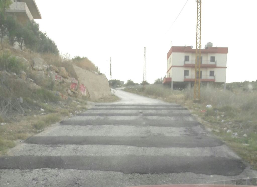 بلدية القليعة جرّها غباؤها لزرع المطبات بهذا الشكل لتثبت عداءها لسائقي الآليات الصغيرة ولأبناء القليعة