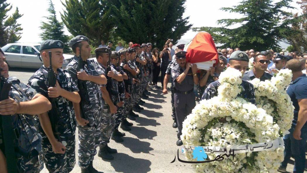 اهل بلدة القليعة المفجوعة برحيل بيتر كرم ورفاقه ورفاق السلاح تجمعوا قرب مستديرة مار جرجس وسط البلدة وحملوه على الأكف وسط الزغاريد