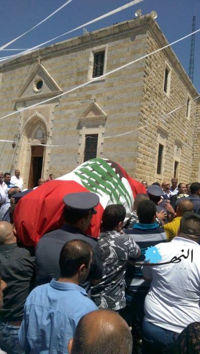 اهل بلدة القليعة المفجوعة برحيل بيتر كرم ورفاقه ورفاق السلاح تجمعوا قرب مستديرة مار جرجس وسط البلدة وحملوه على الأكف وسط الزغاريد