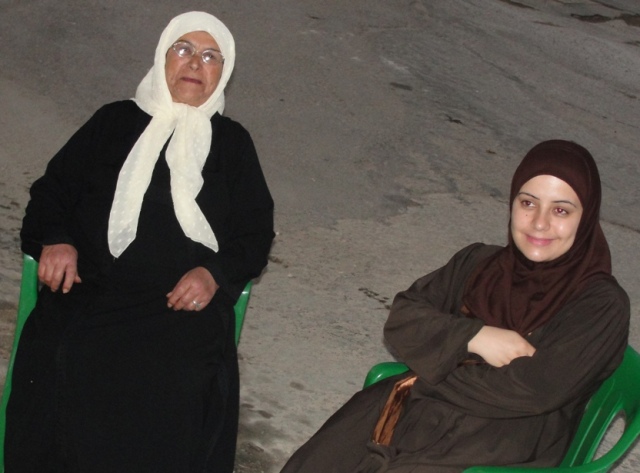 الحاجة خديجة عبد الرضا عكر مع احدى قريباتها