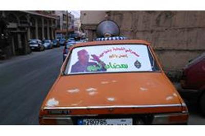 سيارة المسحّراتي وعليها صورته 	