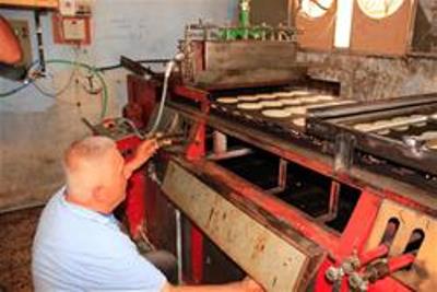 منهمك في تحضير القطايف