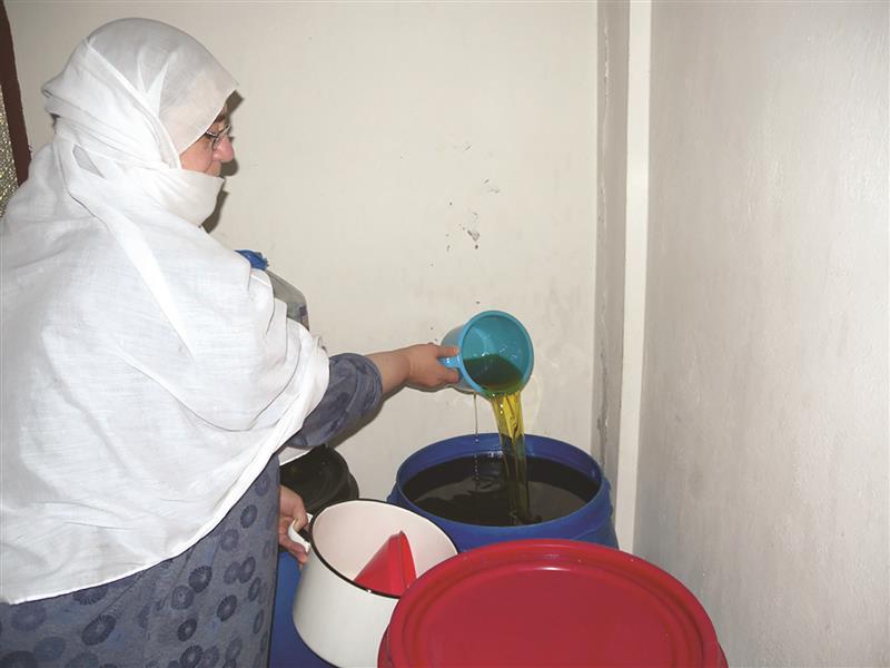 تعرض زيتها المخزّن في البراميل (طارق ابو حمدان)