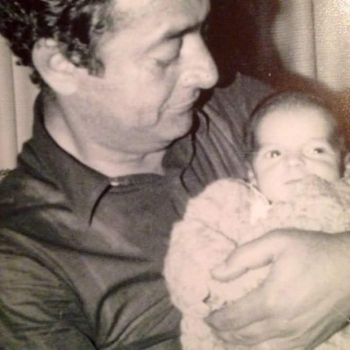 الدكتور سلام، عندما كان طفلا رضيعاً بين أحضان والده الذي أحسن رعايته