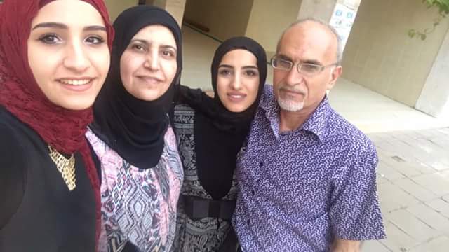 الكاتب سهيل غصن (مع أفراد من أسرته):  لم ولن انسى نصائحة وملاحظاته قبل إعجابه بما يكتب قلمي من مقالة وقصيدة وخاطرة