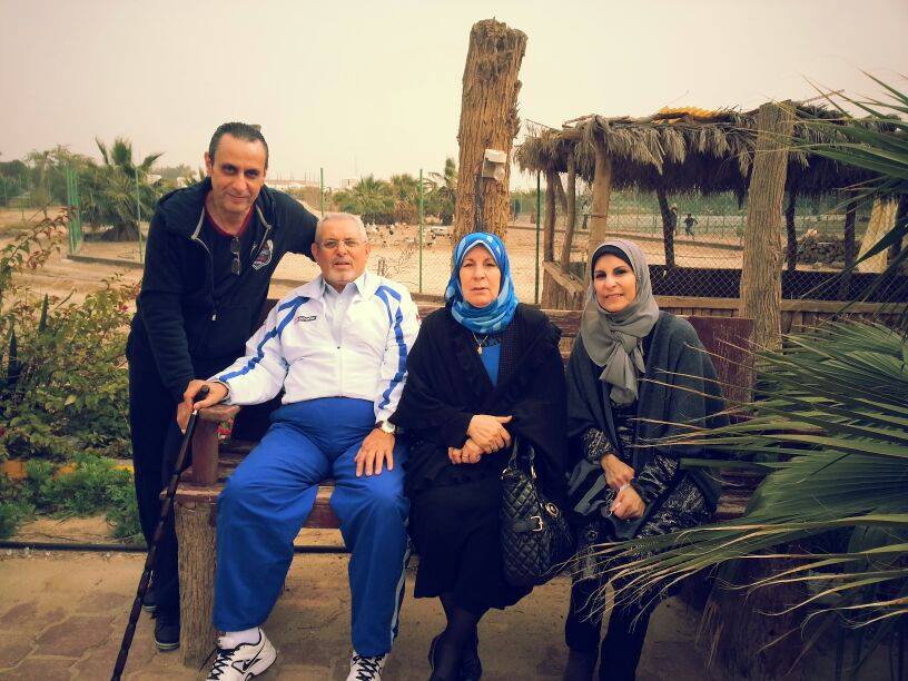 الحاج صبحي القاعوري (مع أفراد من العائلة - أرشيف).. لا شيء يمنع من التفكير بالعادات والتقاليد للمجتمع الخيامي