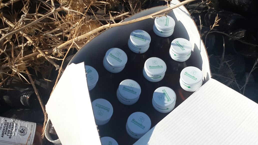 يظهر جليا وجود أدوية مرمية حديثا، لا تزال في صناديقها