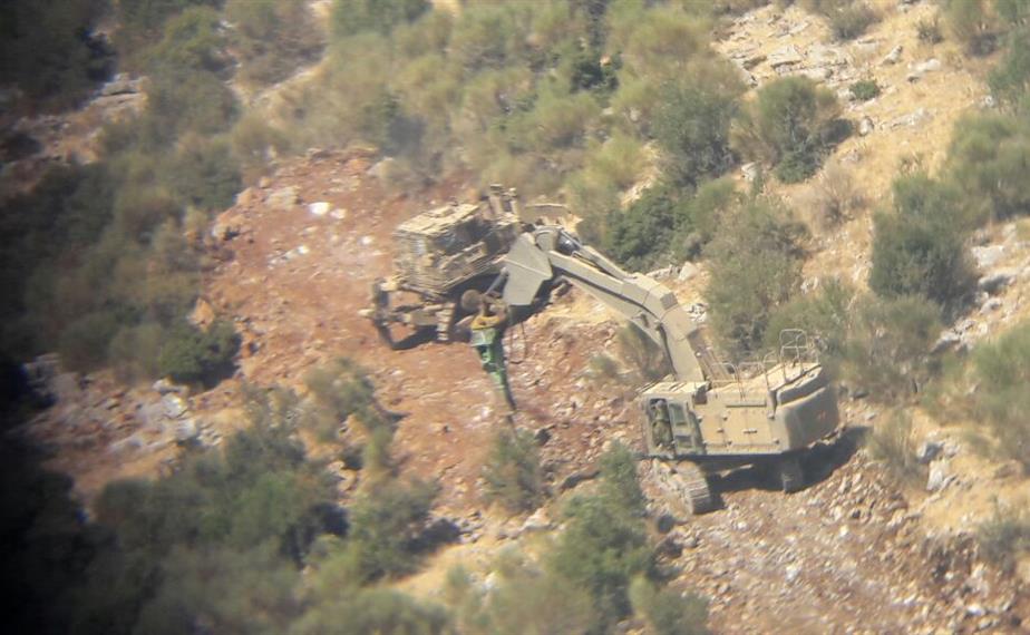 جرافات تعمل (طارق أبو حمدان)