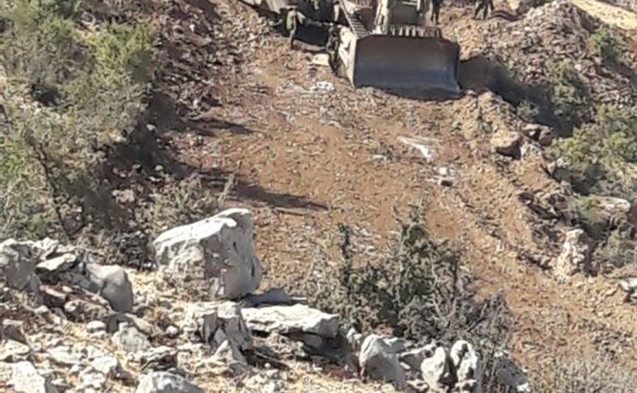 خلال سحب الالية المعطوبة من المزارع (طارق أبو حمدان)