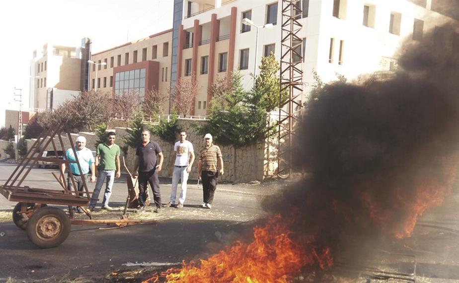  حراس المستشفى يقطعون الطريق بالإطارات عند مدخله (طارق ابو حمدان)