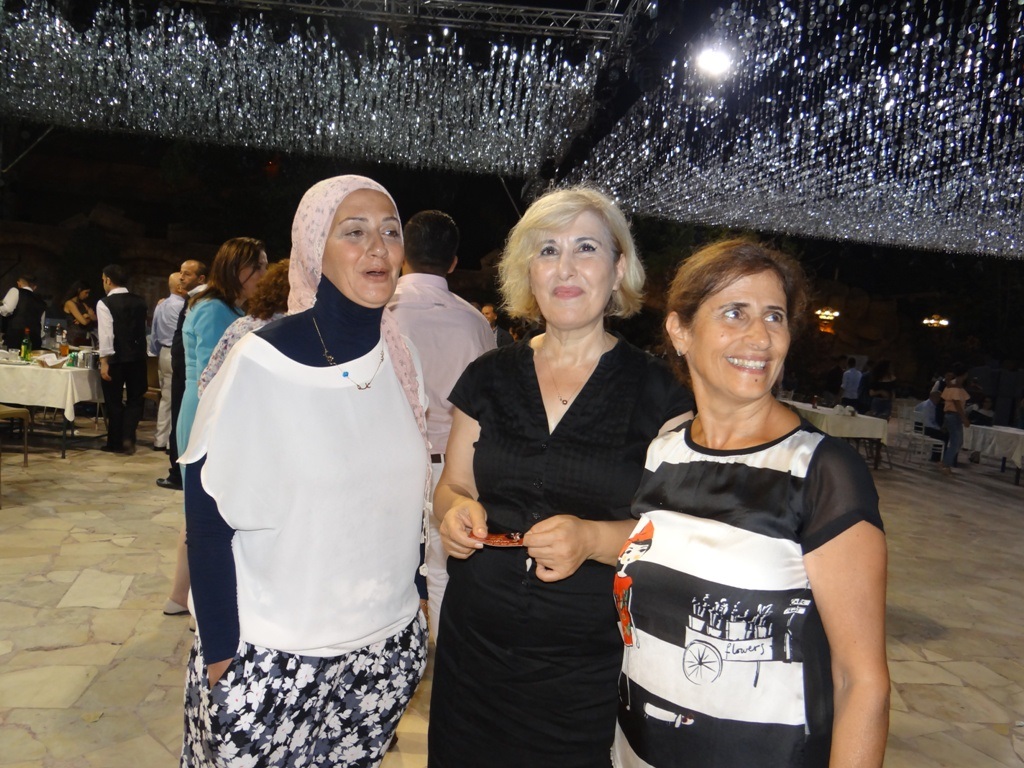 السيدة صباح أبو عباس تتوسط د سمر رشيدي وهنادي مشرف مديرة مكتب لبنان للمركز العربي لحقوق الإنسان والسلام الدولي