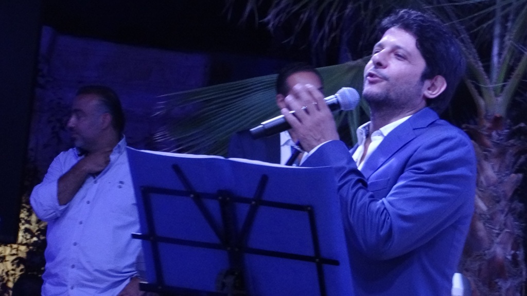 معين شريف (ويظهر عماد قانصو في الصورة) بعد أن غنى لازم تعرف يا محتل تعالت صرخات الجمهور مطالبة إياه بإعادة غنائها، فكان لهم ما أرادوا