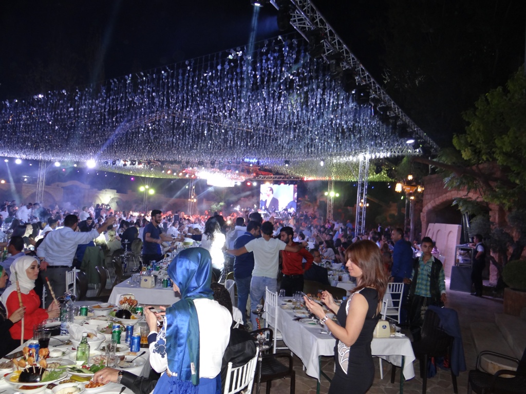 إستطاع المنتج ومتعهد الحفلات عماد قانصو بفضل خبرته وعلاقاته توفير كل سبل النجاح لهكذا حفلة وسط مجتمعنا الجنوبي المحافظ