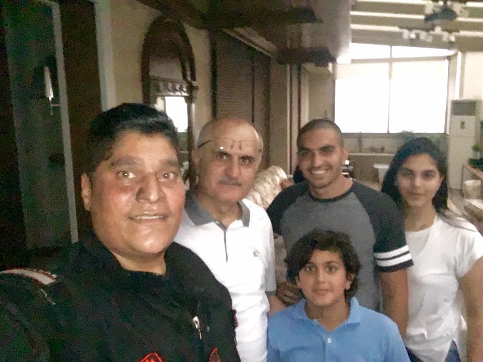 صورة سلفي لـ يوسف الملاح مع معالي وزير المال الحاج علي حسن خليل وأفراد من أسرته