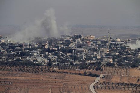 من المعارك في القنيطرة (قرية جباتا الخشب) كما تظهر من الجولان المحتل (أ ف ب)