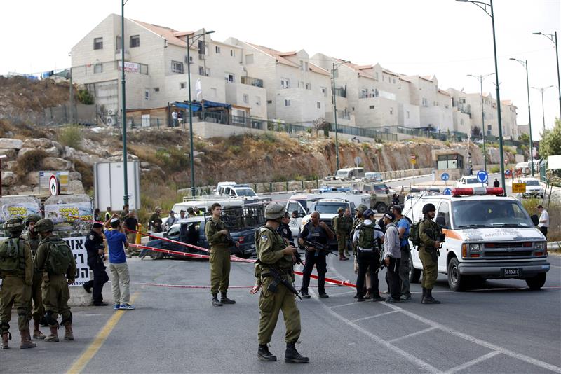 استنفار قوات الاحتلال بعد مقتل الشهيد فارس موسى محمد خضور قرب مدخل مستوطنة كريات اربع في الخليل أمس (أ ب أ)