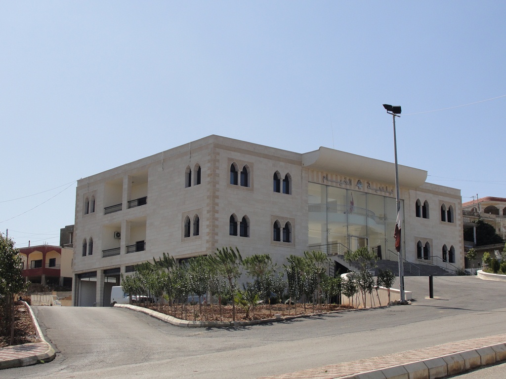 أعطت المادة 74 من القانون لرئيس البلدية صلاحية تعيين موظفي البلدية في حدود الإعتمادات المخصصة لهم في الموازنة