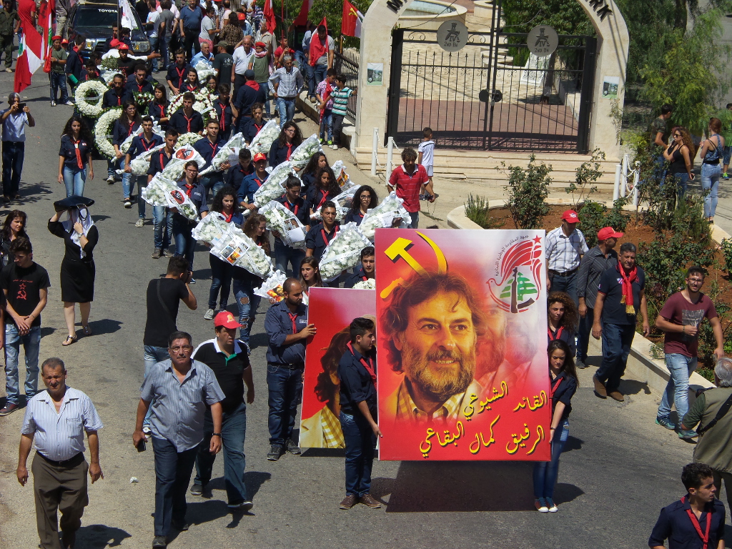 صورةكبيرة للراحل تتقدم موكب التشييع في ابل السقي