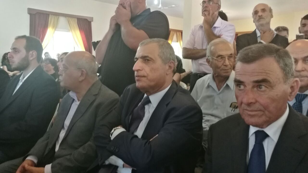 النائب هاشم الى جانب رئيس البلدية البقاعي