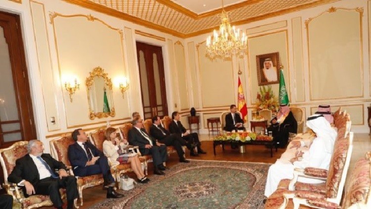 وفد إسبانيا خلال اللقاء مع وزير التجارة والاستثمار السعودي ماجد القصبي