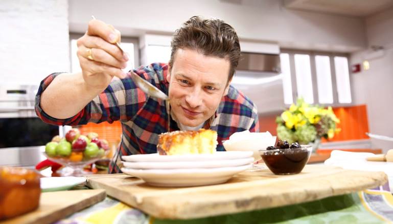 الطباخ أوليفر: افتتح مدرسة لمن مروا بصعوبات اجتماعية كدخول السجن وتعاطي المخدرات