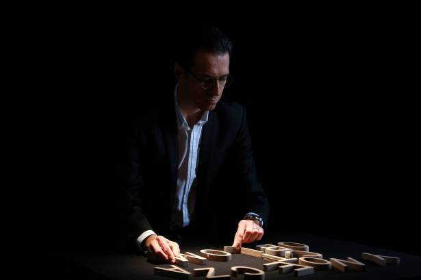 مالك_مكتبي: لن أنسى ديبا وهي تشمّ صورة طفلتها. الأمومة عابرة للقارات