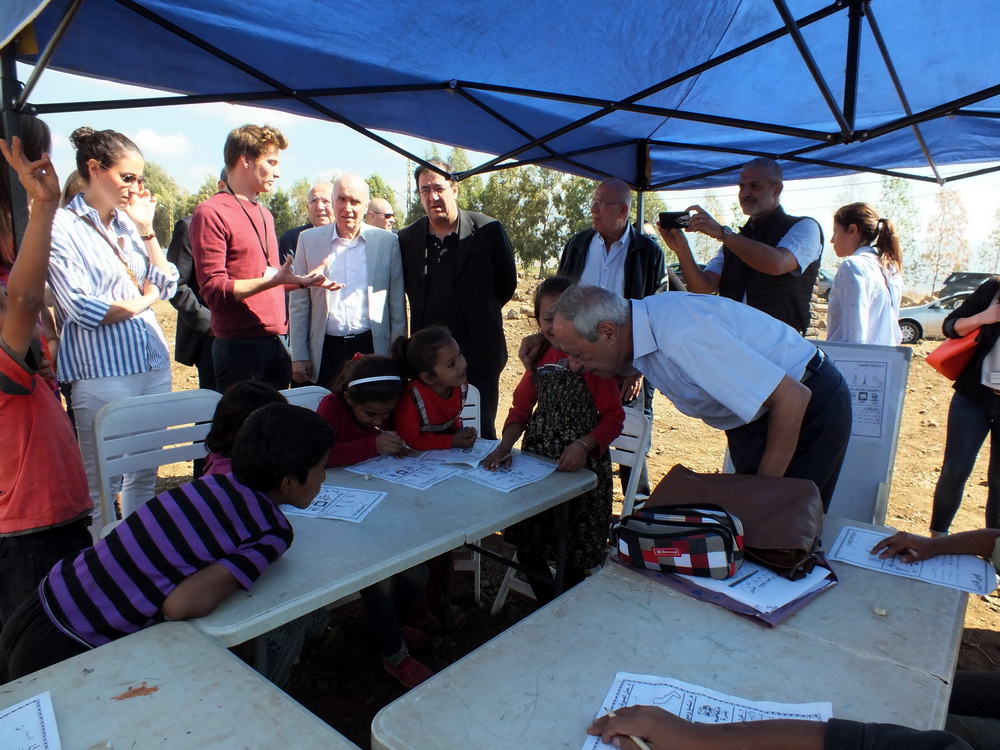 ويزور مخيم النازحين السوريين في الوزاني  وبدا الصحافي سلمان