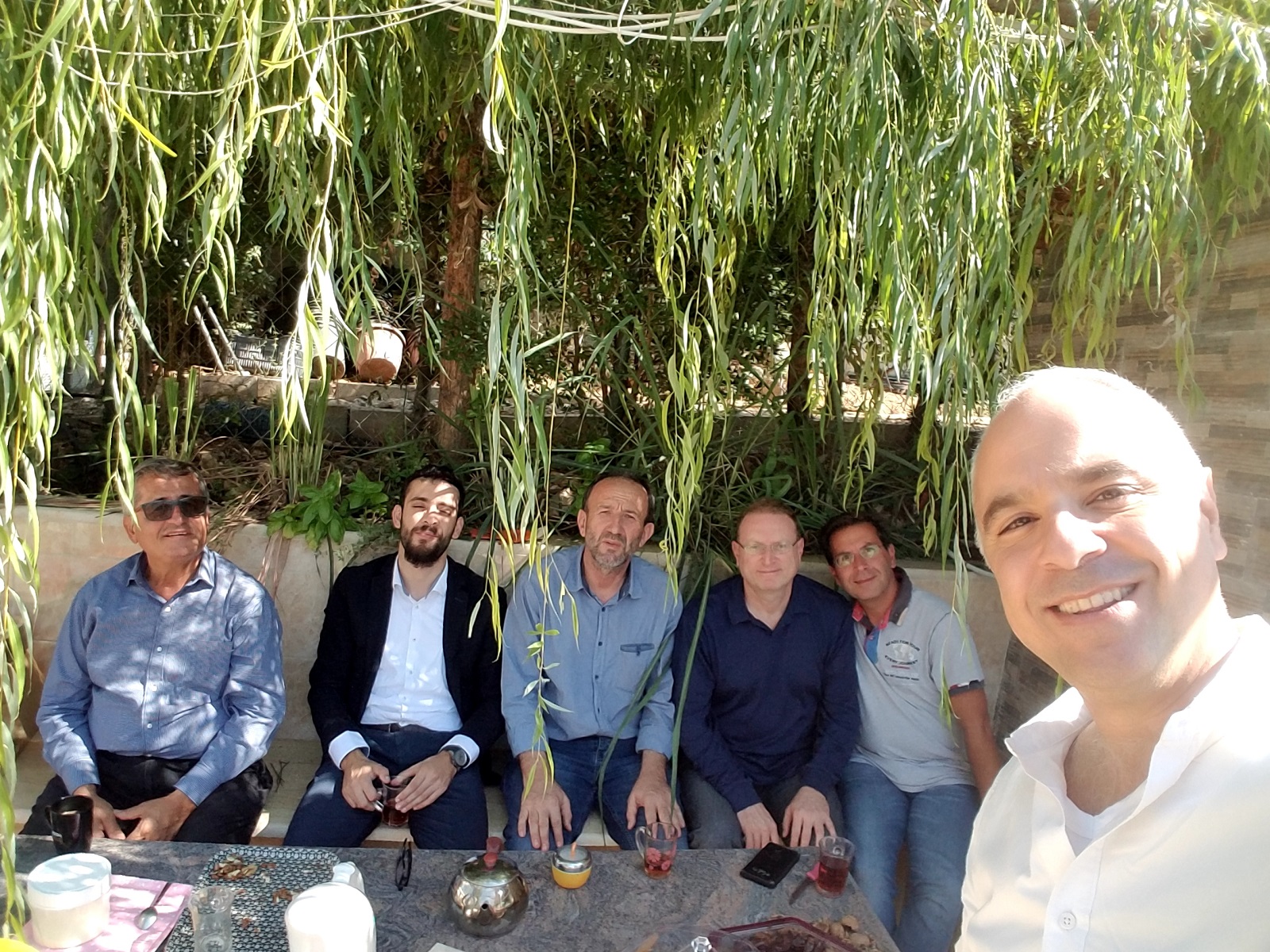 خلال جلسة الشاي التي جمعت ناشطين في حملة «مسيرة وطن» والمهندس أسعد رشيدي - مدير الموقع 