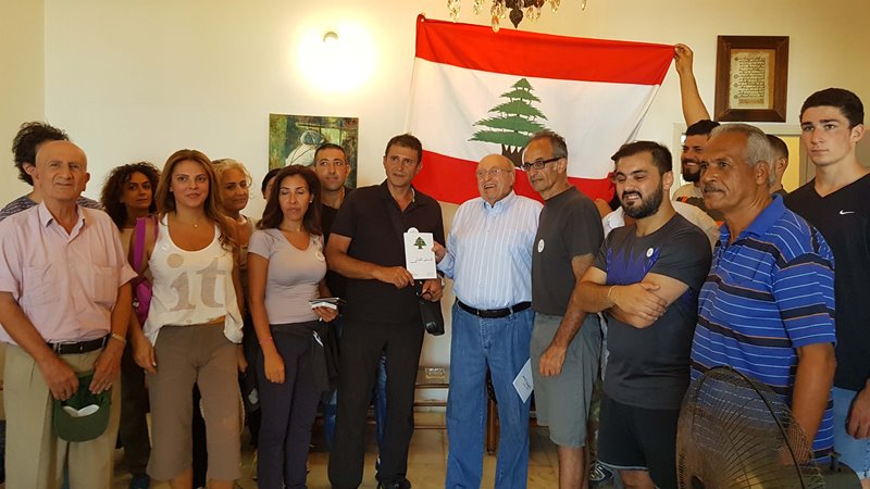 وقفة لناشطين في حملة «مسيرة وطن» في إحدى مراحل حملتهم