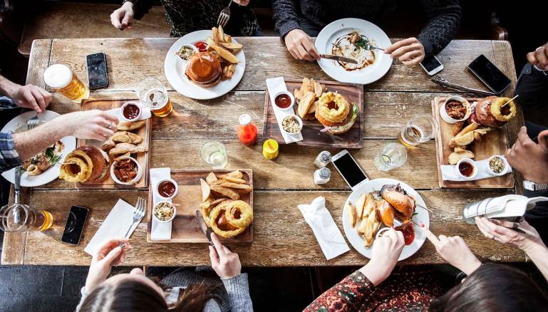 هدر الطعام لا يحصل في المطاعم فحسب بل في المنازل أيضاً
