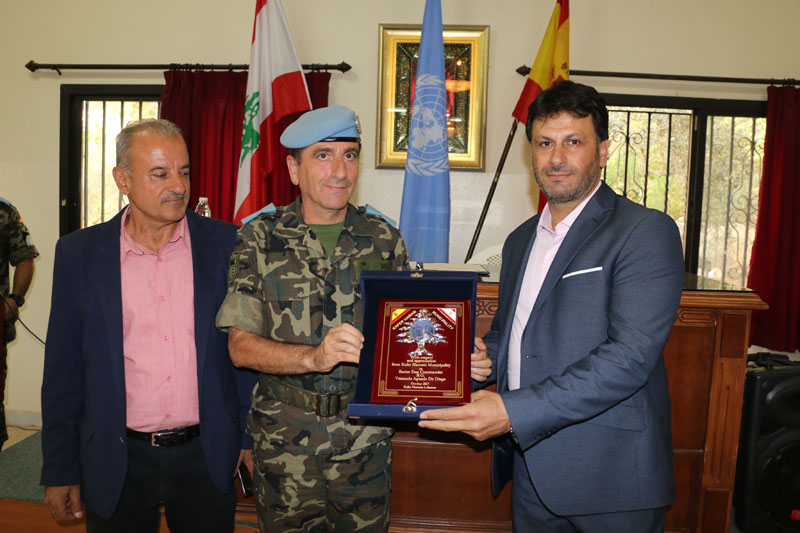 دييغو يتسلم درعا من سويد