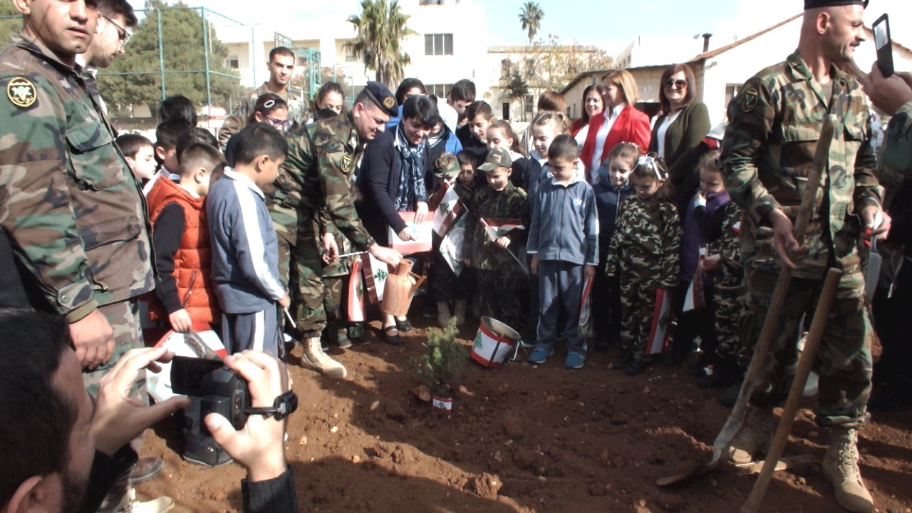 ويغرسون ارزة في باحة الثكنة