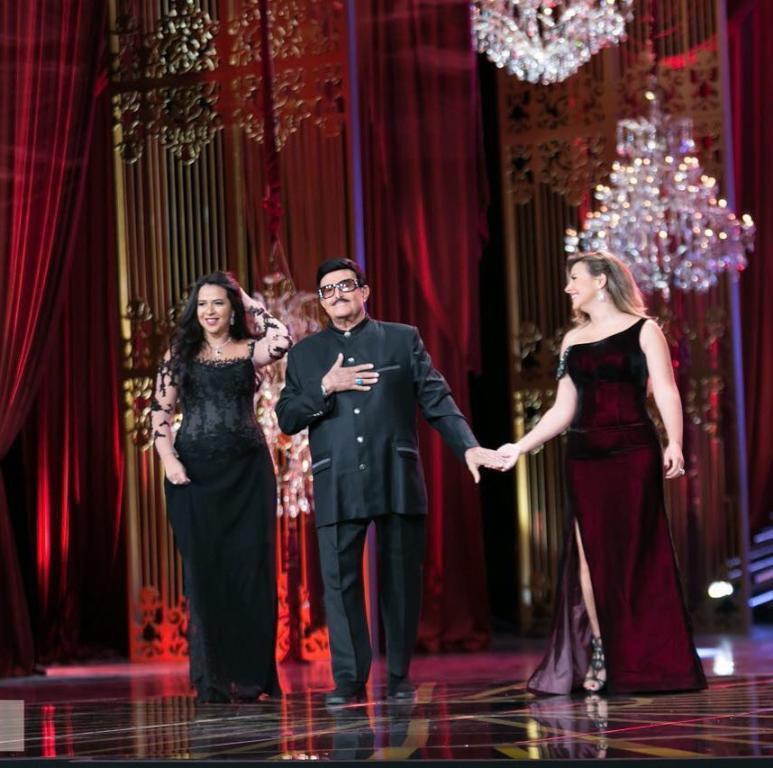 صورة تجمع دنيا بشقيقتها إيمي ووالدهما سمير غانم