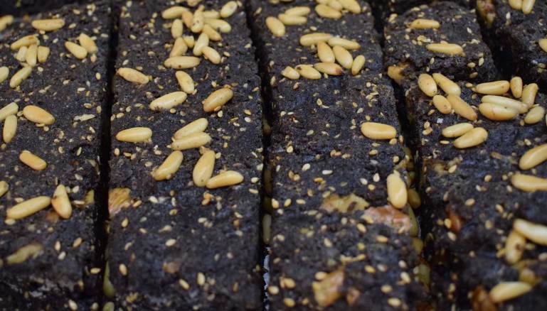 تتكون القزحة من حبة البركة، طحين القمح، زيت الزيتون والسكر. وقد تضاف إليها المكسرات كالجوز والصنوبر، فتصبح إكسترا