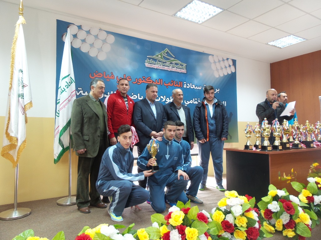 النائب علي فياض يسلم الكؤوس على الفرق المدرسية الفائزة