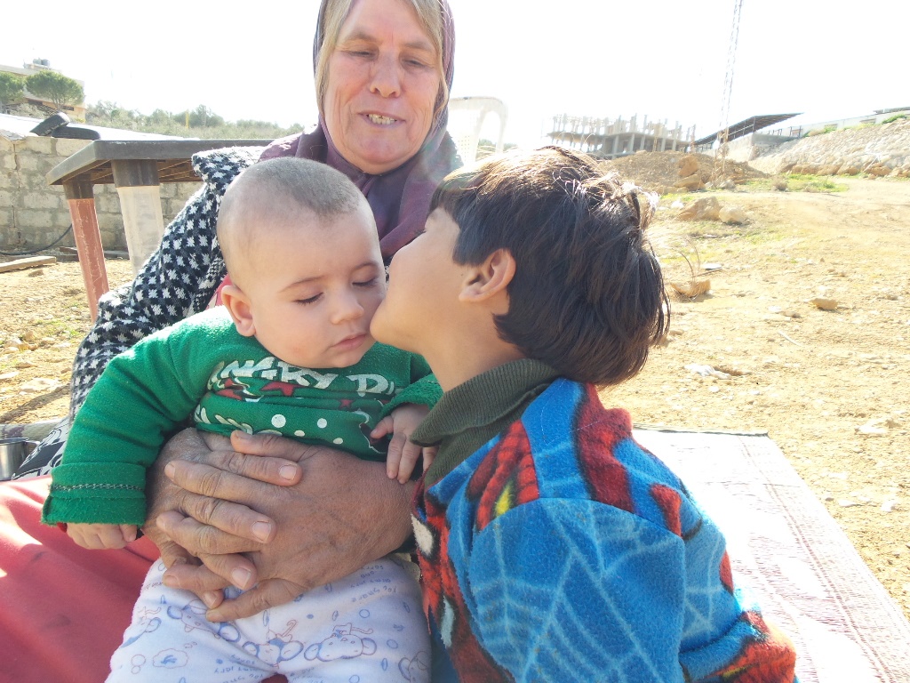 قبلة البراءة بين جنى وشقيقها