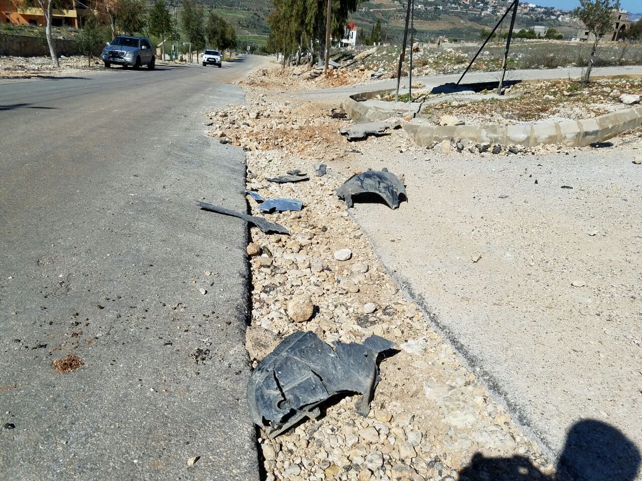 الحفرة المنسية وبقايا من قطع السيّارات الي وقت في الحفرية