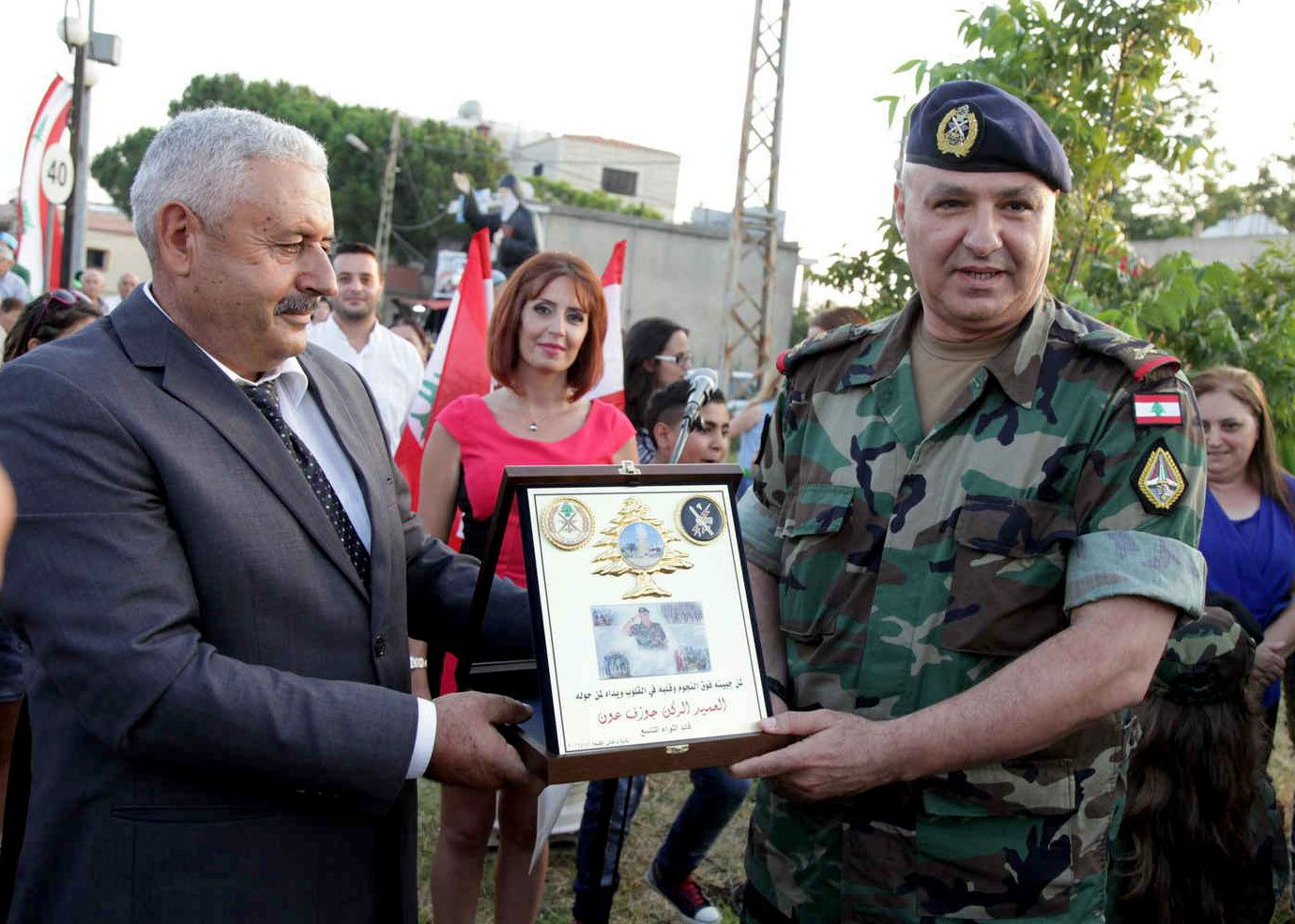 العماد جوزيف عون خلال تكريمه في القليعة من قبل رئيس بلديتها في عيد الجيش